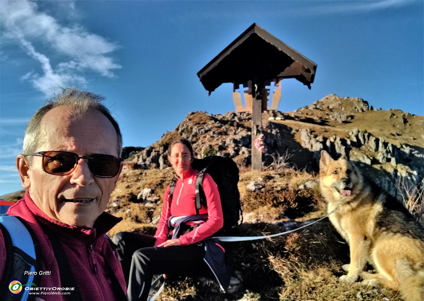 05 Selfie al crocefisso del Passo di Grialeggio (1690 m) con vista in cima Venturosa .jpg